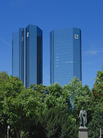 Fotos Deutsche Bank mit Statue | Frankfurt am Main