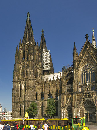 Bimmelbahn fährt zum Kölner Dom