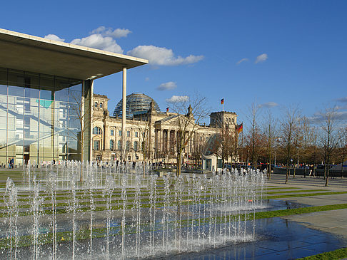 Foto Paul-Löbe-Bau und Reichstag