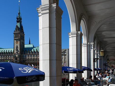 Foto Blick durch die Bögen der Alster Arkaden auf das Rathaus