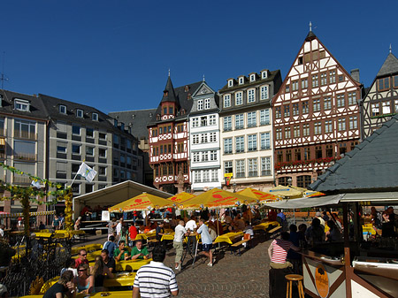 Römer mit Schirmen Fotos