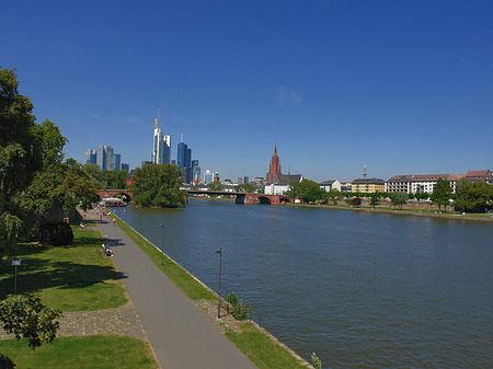 Skyline von Frankfurt mit Ufer Fotos