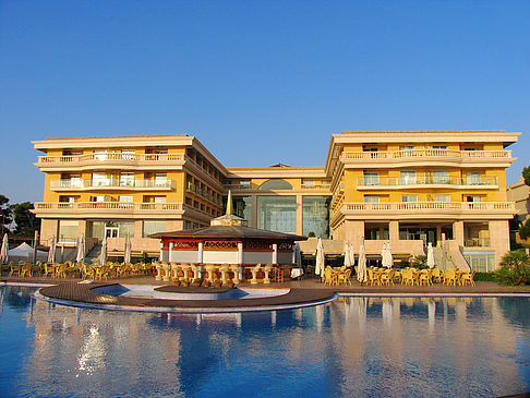 Hotel mit Pool bei Dämmerung