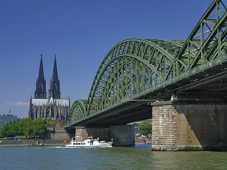 Schiff unter der Hohenzollernbrücke