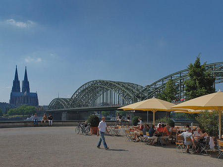 Hohenzollernbrücke am Kölner Dom Fotos