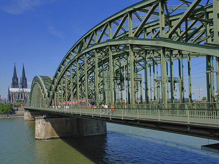 Fotos Zug fährt über die Hohenzollernbrücke