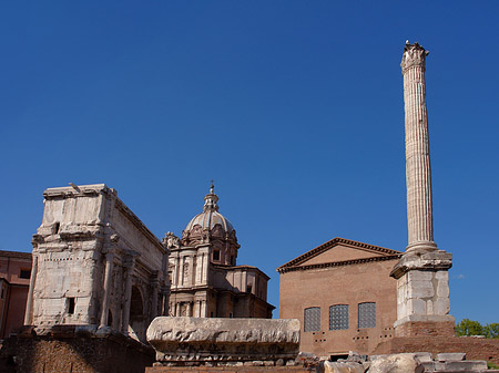 Phokassäule mit der Curia Iulia Foto 