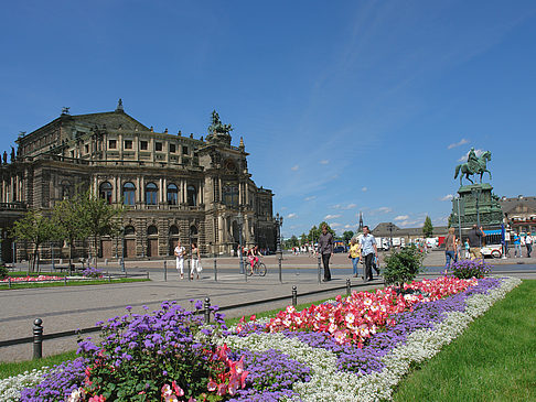 Semperoper mit Blumen Foto 